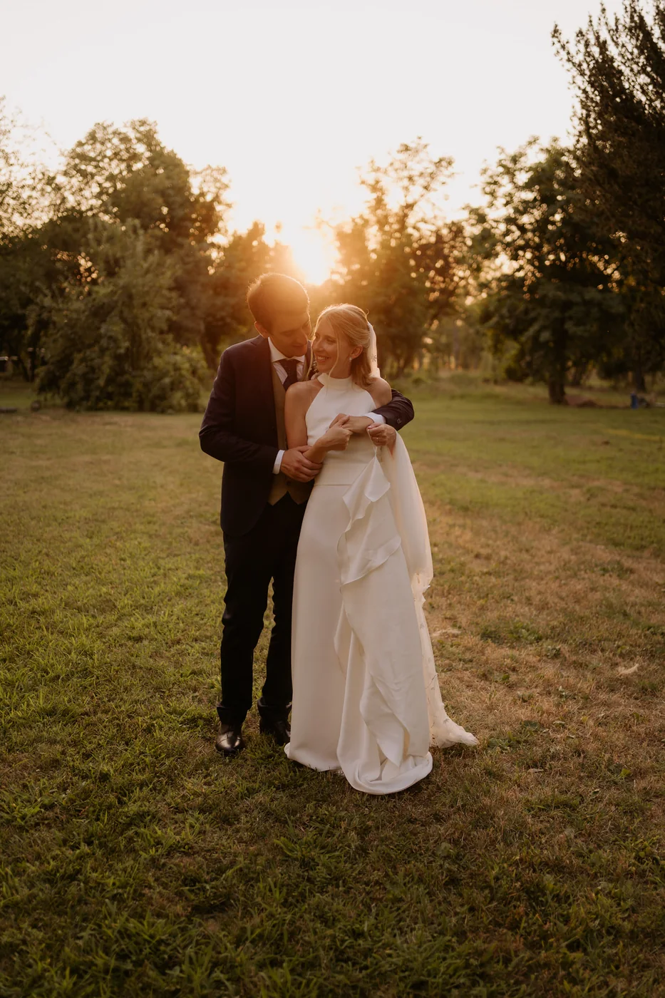 The couple at sunset on the lawn at La Federica