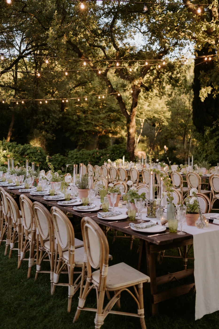 Tavolata nel giardino de La Ginestra sotto le luci sospese, matrimonio in Riviera di Ponente
