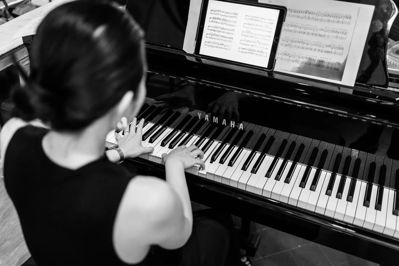 A pianist playing during the ceremony, in black and white