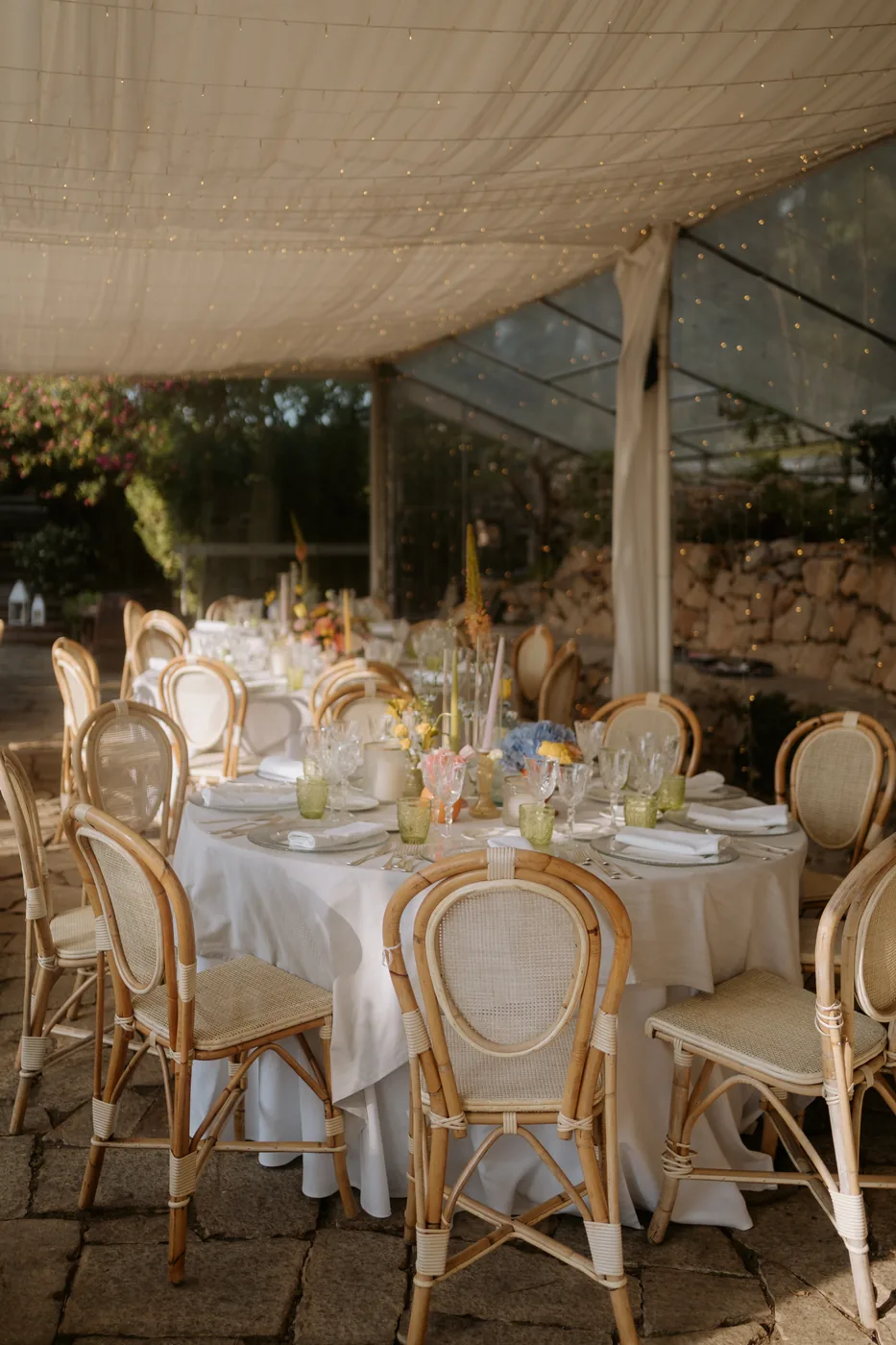 Round tables with rattan chairs under the pergola at La Ginestra