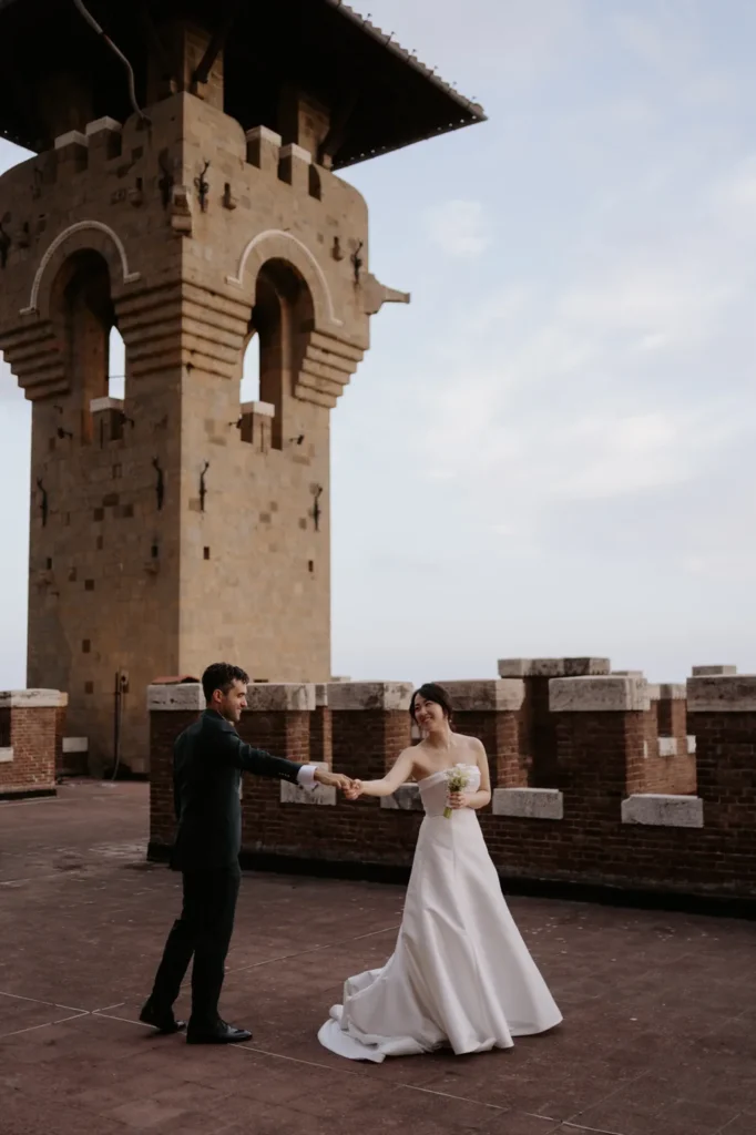 The couple dancing at the foot of the tower of Castello Bruzzo